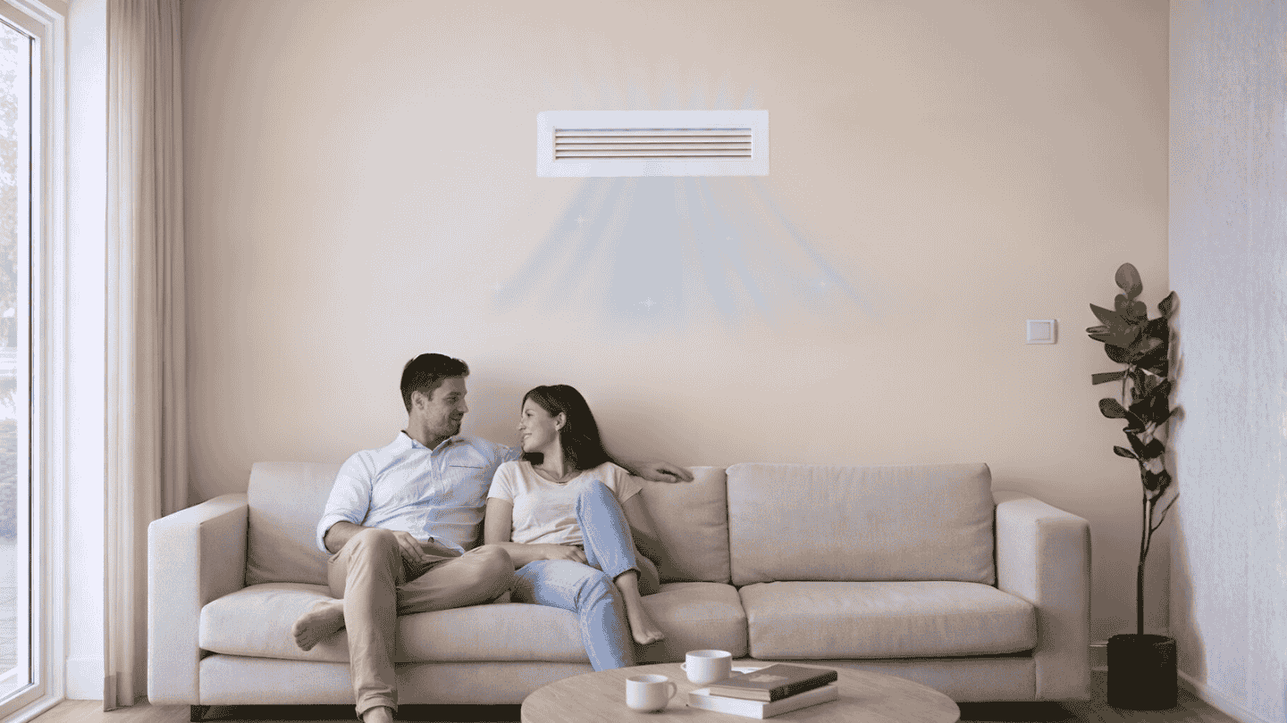 coppia sul divano sotto il condotto aria